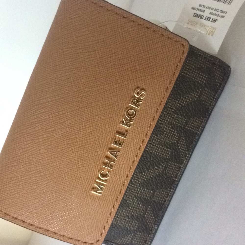 MICHEAL KORS JET SET TRAVEL